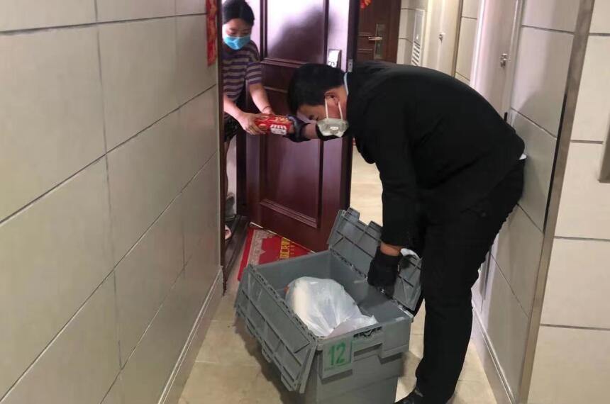 欣匯龍物業(yè)溫莎花園項目物管處為業(yè)主購物并“配送到家”