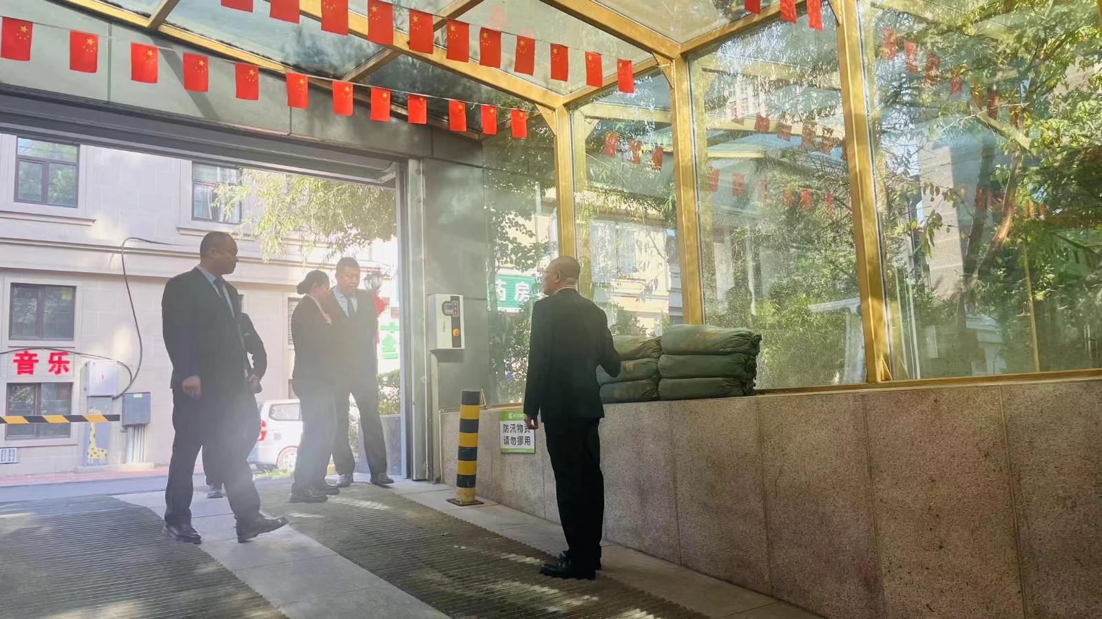 迎國慶，護安全|欣匯龍物業(yè)節(jié)前安全大檢查，緊抓安全繩