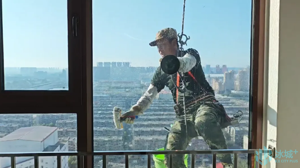 【國慶我在崗】擦拭一新！“十一”假期“蜘蛛人”高樓外墻清潔忙