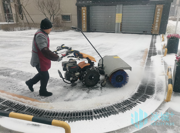 打通業主出行“安全通道”！哈市各物業小區“人機結合”清冰雪