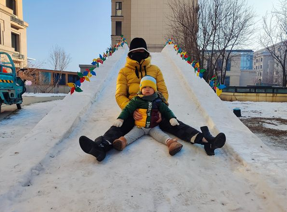哇噻！家門口建起10米長雪滑梯……冰城這個小區的業主盡情“凡爾賽”吧