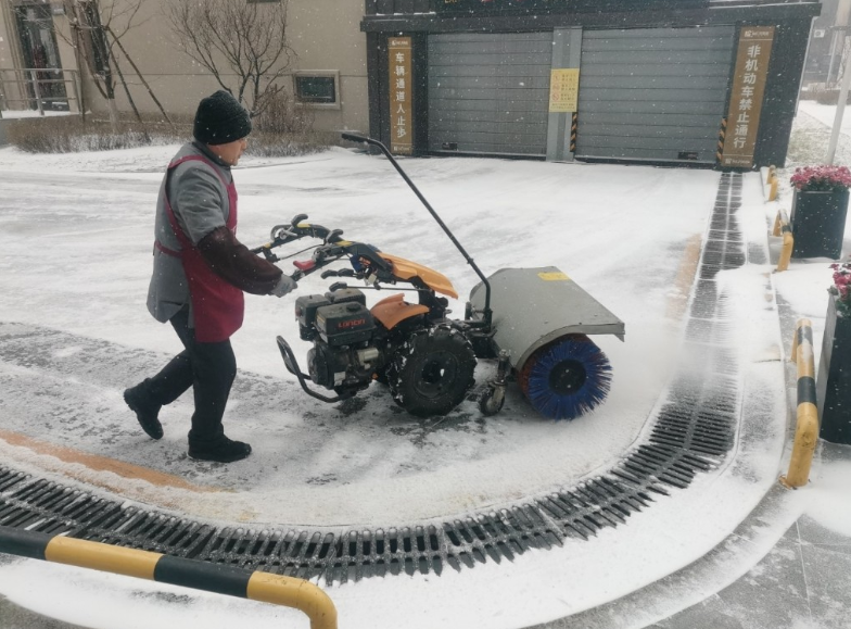 保障業主出行安全！哈市各物業小區清冰雪用上“高科技”