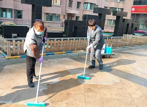 哈市物企開展“凈顏行動(dòng)”，精細(xì)化服務(wù)“扮靚”小區(qū)庭院