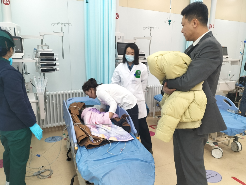 幼兒突發(fā)高燒驚厥，物業(yè)出手相助……